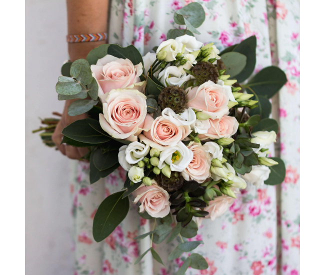 Un tout nouveau bouquet de mariée blanc, vert et rose pâle à prix doux