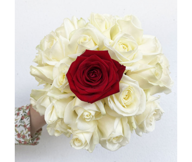 Bouquet Buenos Aires magnifiques roses blanches et rouges