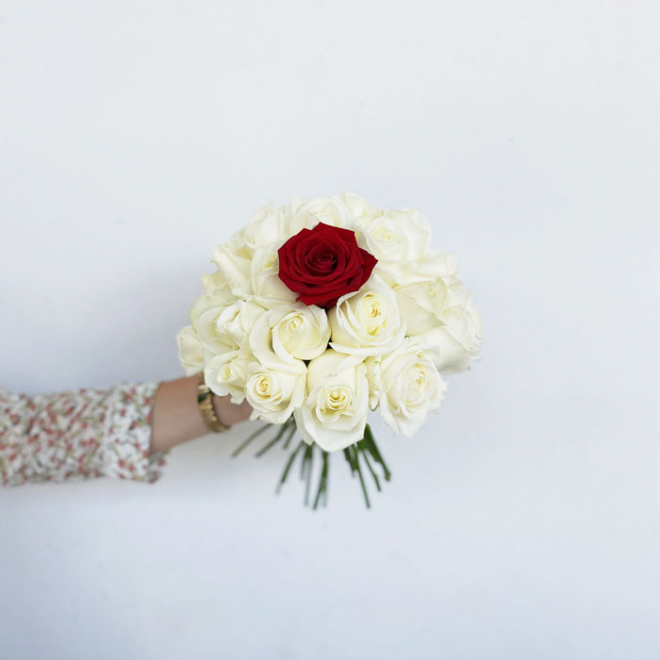 Bouquet Buenos Aires magnifiques roses blanches et rouges