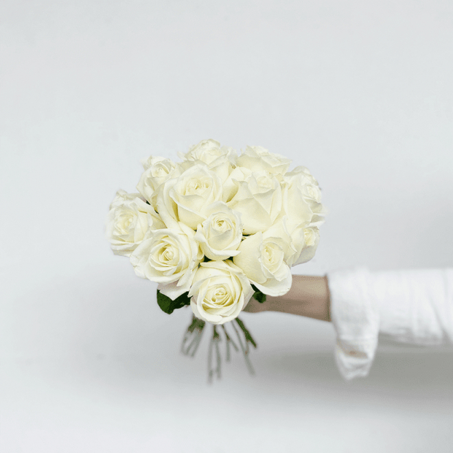 Bouquet de roses blanches sur mesure, livraison 20-100 tiges