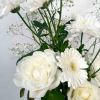Brassée de fleurs fraîches blanches