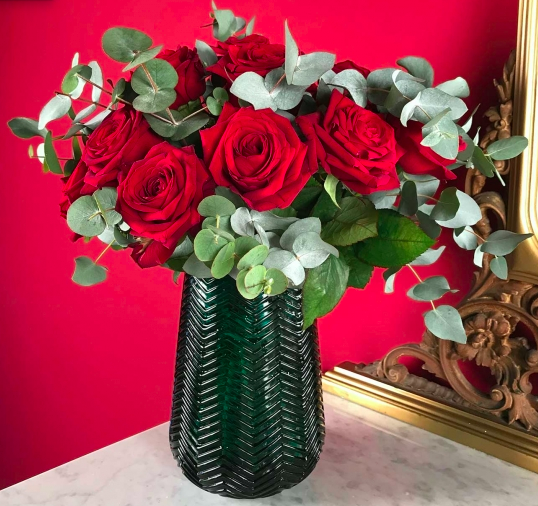 Les fameuses roses rouges alliées à l'eucalyptus font du bouquet Montmartre un incontournable