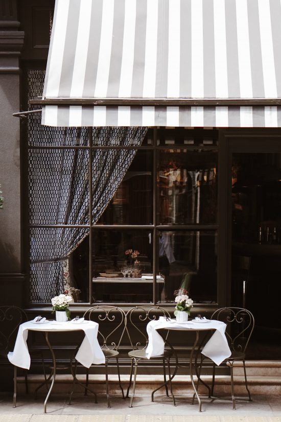 Une terrasse fleurie pour la réouverture des restaurants
